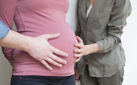 Суррогатное материнство до сих пор вызывает споры. Какой статус оно имеет в России, кто может участвовать в его осуществлении